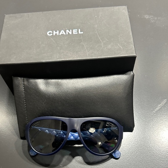 CHANEL Sunglasses in Navy Blue with Royal blue accents - Picture 4 of 8